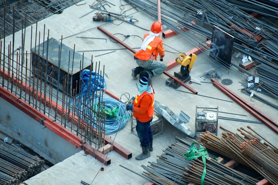 Canteiro de obra com estrutura metálica — construção civil em Tijucas, SC
